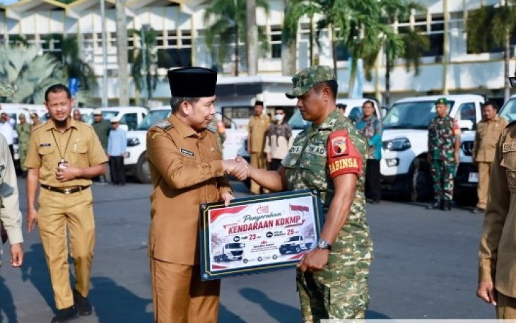 Bupati Jember Muhammad Fawait (Gus Fawait) menyerahkan armada operasional berupa truk dan kendaraan pick up untuk mendukung Koperasi Desa/Kelurahan Merah Putih (KD/KMP) di Kabupaten Jember, Senin (8/6/2026).