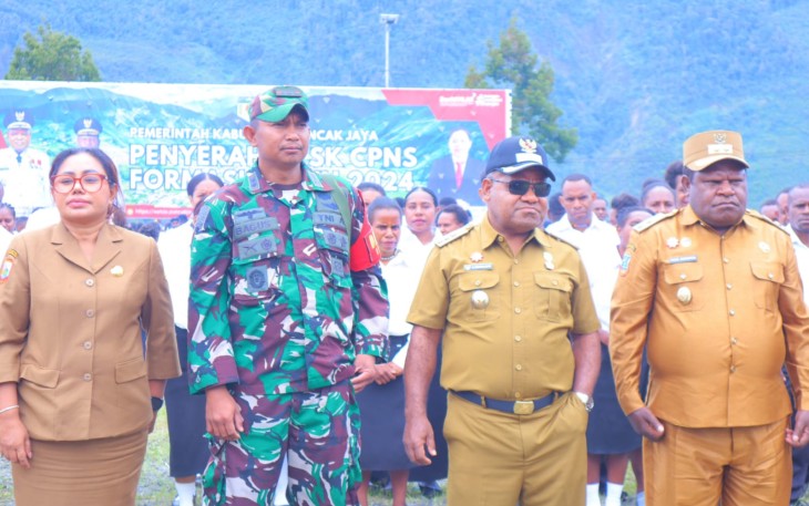 Foto bersama dalam acara Penyerahan SK Pengangkatan CPNS Formasi Tahun 2024