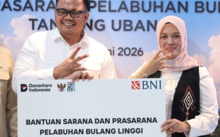 Wakil Bupati Bintan Deby saat menerima Bantuan secara simbolis