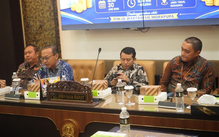 Direktur Utama PT Jamkrida Jatim, Untung Heri Sukariyanto saat menghadiri diskusi publik bertema 'Sinergi BUMD Jelang Penyertaan Modal PT Jamkrida Jatim' di Ruang Banmus DPRD Jatim, Selasa (30/6/2026).