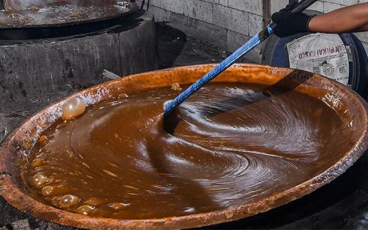 Proses memasak dodol betawi dengan mengaduk