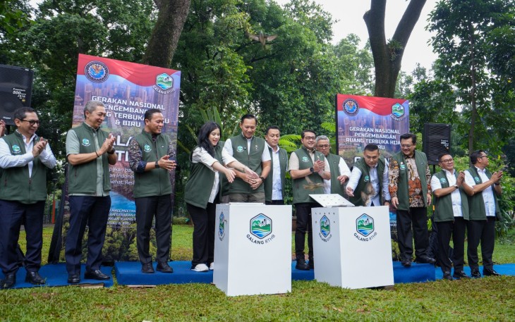 Menteri Ekonomi Kreatif, Teuku Riefky Harsya, menghadiri Townhall Meeting dan Pencanangan Gerakan Nasional Pengembangan Ruang Terbuka Hijau dan Biru (GALANG RTHB), di Tebet Eco Park, Jakarta, Jumat (13/2/2026)