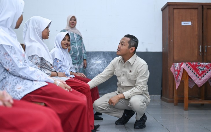 Wamendikdasmen Fajar Riza Ul Haq, saat meninjau langsung pelaksanaan revitalisasi sarana prasarana sekolah serta digitalisasi pembelajaran di SD Yayasan Amal Keluarga, Kabupaten Bandung pada Jumat (2/6).