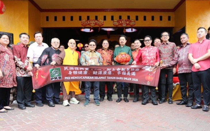 Ketum PKB Muhaimin Iskandar foto bersama di Vihara Avalokitesvara, Jakarta, Minggu (15/2)