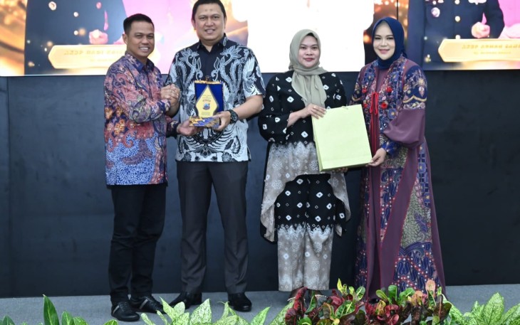 AKBP Arman Sahti (kiri) dan AKBP Hadi Kristanto beserta istri dalam acara lepas sambut Kapolres Karanganyar, di Ruang Anthurium Rumah Dinas Bupati Karanganyar, Jumat (23/1/2026) malam