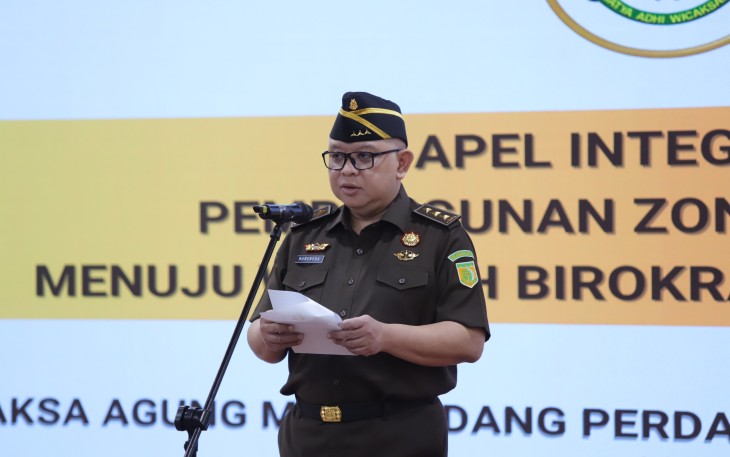 Jamdatun R. Narendra Jatna saat memimpin apel pencanangan pembangunan Zona Integritas menuju WBBM di Aula Lantai 22 Gedung Utama Kejaksaan Agung.