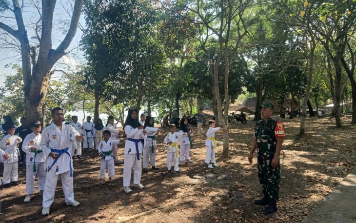 Babinsa Koramil 14/Bringin saat latih Karate Generasi Muda di Wilayah