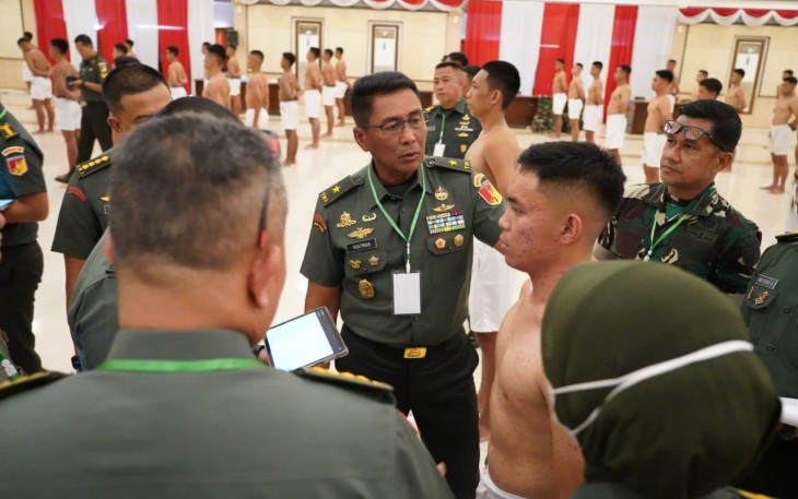 Kasdam XIII/Merdeka, saat melakukan pemeriksaan pada calon siswa dalam sidang panda Bintara PK TNI AD Gel. 1 TA 2026