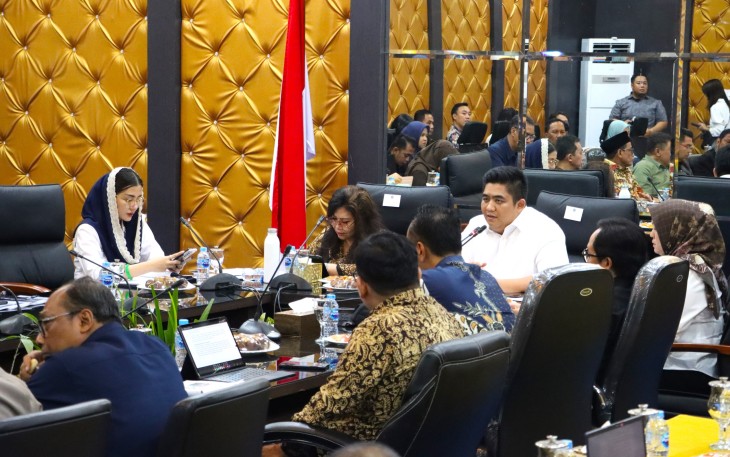 Bupati Roby didampingi Wakil Bupati Deby Maryanti saat menerima langsung kunjungan kerja reses Ketua Tim Komisi VII DPR RI, Evita Nursanty, beserta rombongan di Ruang Rapat II Kantor Bupati Bintan, Rabu (22/7).