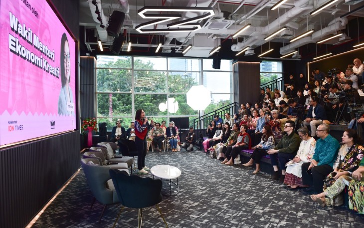 Wakil Menteri Ekonomi Kreatif, Irene Umar, menyampaikan sambutan pada kegiatan Jelang Hari Pers Nasional 2026, diskusi dan nonton bareng film dokumenter “Roehana Koeddoes” di The Plaza Auditorium, IDN HQ, Jakarta, Jumat (6/2/2026)