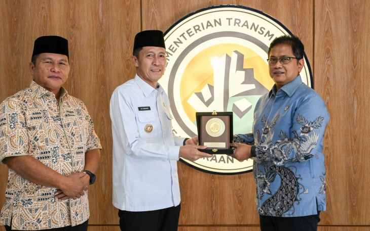 Bupati Bolsel Iskandar Kamaru saat bertemu dengan Wakil Menteri Transmigrasi Viva Yoga Mauladi, Gedung C, Kantor Kementerian Transmigrasi (Kementrans), Kalibata, Jakarta, (4/3).