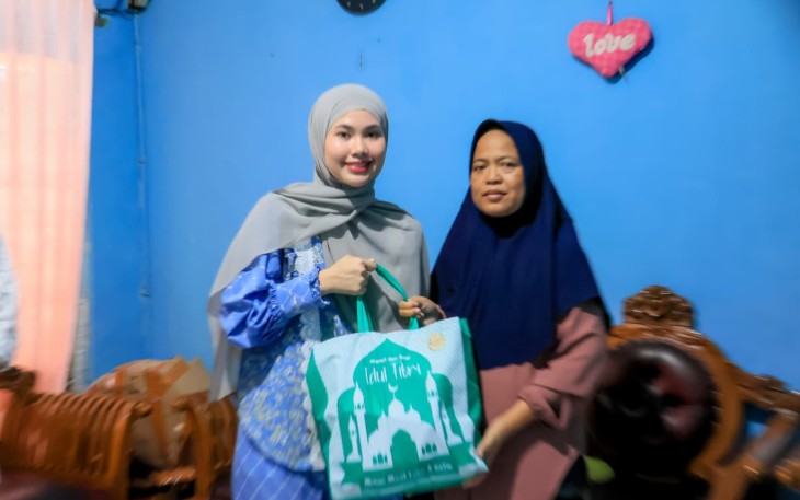 Ketua YKI Bintan saat Serahkan Bantuan kepada Penyintas Kanker