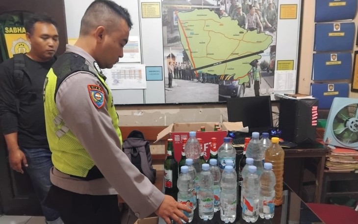 Aparat Polsek Gondangrejo mengamankan puluhan botol miras dari sebuah toko kelontong milik MW (81), di kawasan Bonorejo, Desa Plesungan, Gondangrejo, Karanganyar pada Selasa (17/2/2026) malam.