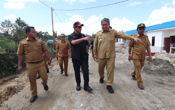 Kepala BNPB Letjen TNI Dr. Suharyanto S.Sos., M.M., (baju dan rompi hitam) bersama Wakil Bupati Tapanuli Utara, Deni Parlindungan, beserta jajaran saat hadir mengecek pembangunan hunian tetap (huntap) bagi warga terdampak bencana hidrometeorologi basah di Desa Dolok Nauli, Kecamatan Adian Koting, Kabupaten Tapanuli Utara, Sumatra Utara, Senin (20/4).
