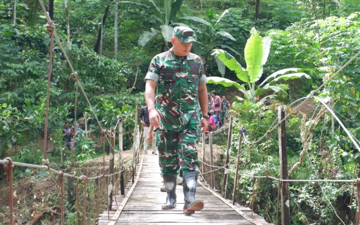 Dandim Pacitan Dampingi Danrem 081/Dsj Meninjau Progres Pembangunan KDMP dan Jembatan Gantung Di Pacitan