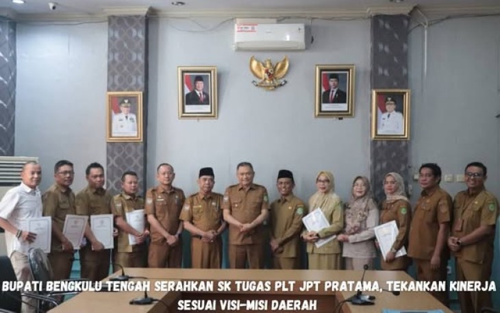 Bupati Bengkulu Tengah, Drs. Rachmat Riyanto, S.T., M.AP Serahkan SK Tugas Plt JPT Pratama