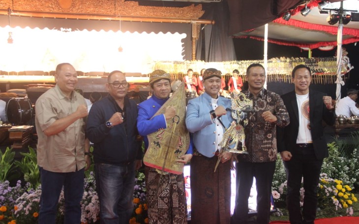 Pagelaran wayang kulit dengan lakon “Gatotkaca” dalam rangka memperingati Hari Ulang Tahun (HUT) ke-81 Kemerdekaan Republik Indonesia.
