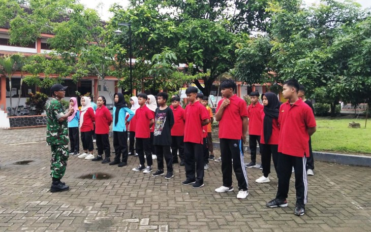 Kegiatan pemberian materi Activities of Daily Living (ADL) yang dilaksanakan oleh Koramil 0806-01/Trenggalek di Sekolah Rakyat Terintegrasi 50 Trenggalek, Selasa (17/2/2026).