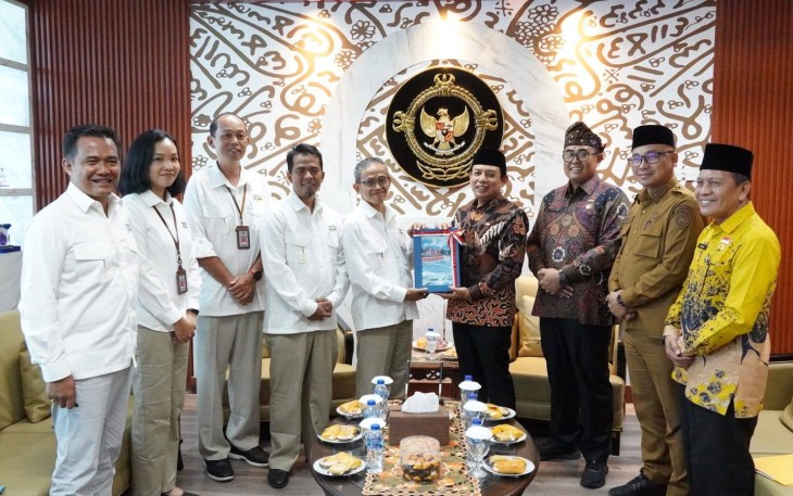 Walikota Bengkulu Dedy Wahyudi didampingi Pj Sekda Kota Bengkulu Medy Pebriansyah dan Plt Inspektur Kota Bengkulu melaksanakan penyampaian Laporan Keuangan Pemerintah Daerah Tahun 2025, di Kantor BPK Perwakilian Provinsi Bengkulu, Jalan Adam Malik KM 8 Kota Bengkulu, Selasa (31/3/2026) /Foto : MC 