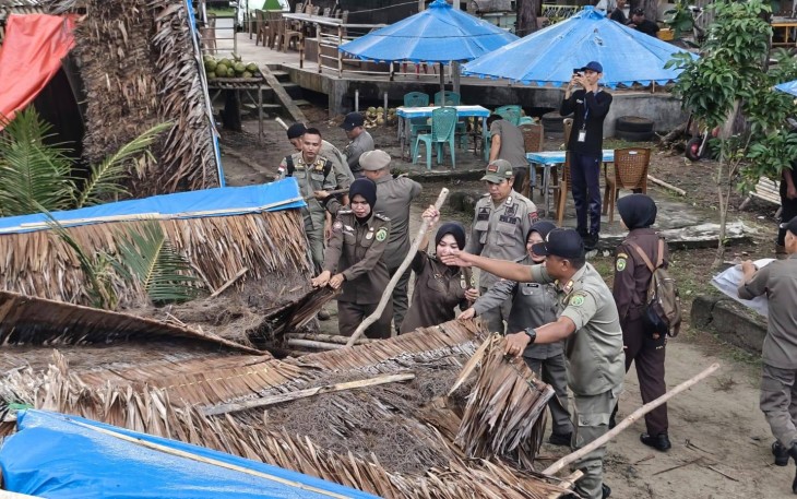 Pemkot Bengkulu Bersihkan Puing Pondok di Pantai Panjang /Foto : MC 