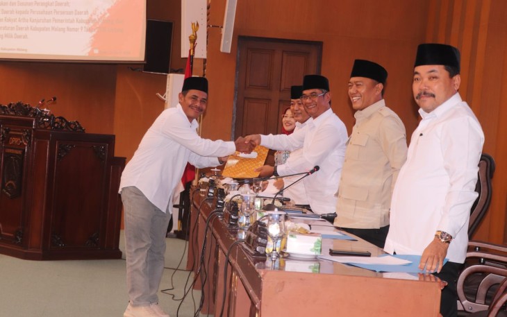 Fraksi-fraksi di DPRD Kabupaten Malang menyampaikan tanggapan atas pendapat Bupati Malang terkait Raperda tentang Pemberdayaan Masyarakat dalam rapat paripurna, Rabu (22/4/2026).