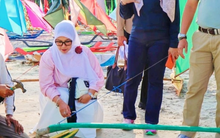 Deby, Wakil Bupati Bintan, saat meninjau acara