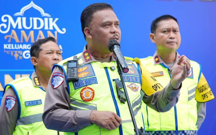Kakorlantas Polri Irjen Pol. Drs. Agus Suryonugroho S.H., M.Hum saat di Posko Command Center KM 29, Cikampek, Minggu (15/3/2026).