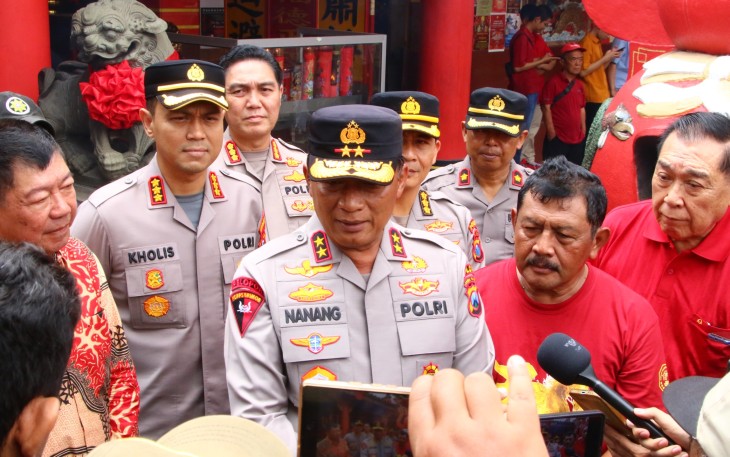 Kapolda Jawa Timur Irjen Pol Nanang Avianto saat mengunjungi Klenteng Eng An Kiong, Selasa (17/02/2026).