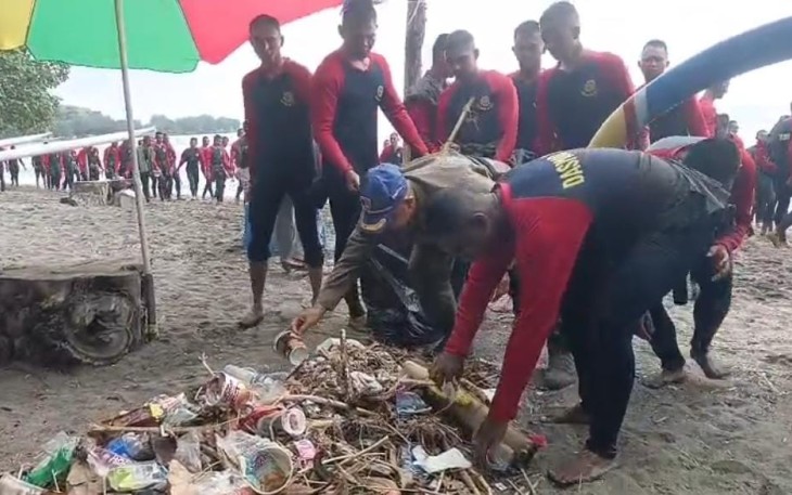 Pusdik Brimob Gelar Aksi Bersih Pantai Pasir Putih Situbondo