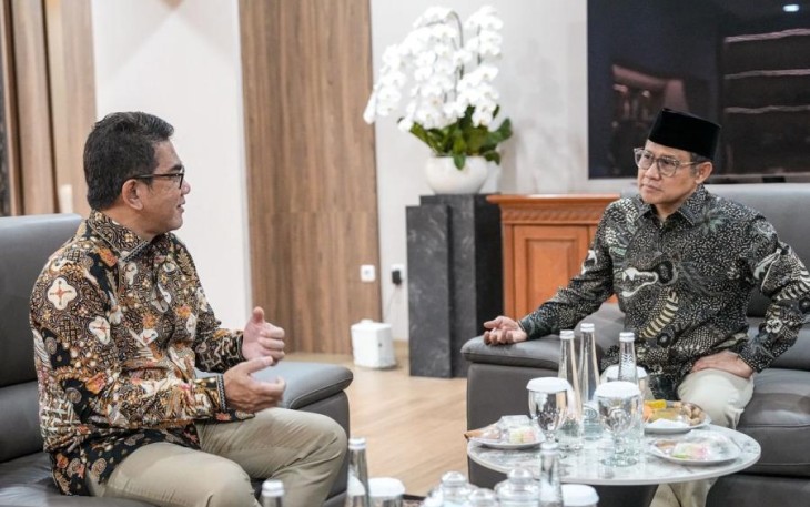 Menkop PM Abdul Muhaimin Iskandar saat berdiskusi dengan Dirut LPP TVRI Imam Brotoseno di Jakarta, Jum'at (9/1)