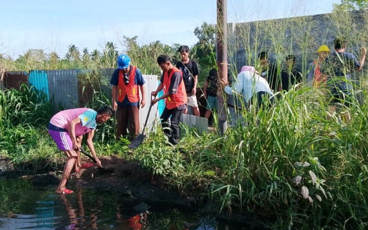 Warga Kelurahan Tanjung Merah bersama Babinsa Koramil 01 Kodim 1310/Bitung saat melaksanakan kerja bakti