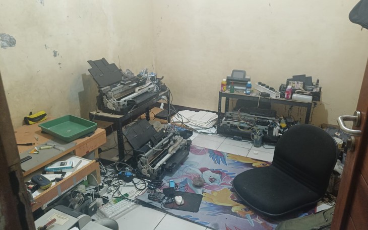 Penggerebekan lanjutan di sebuah rumah di Perumahan Griya Ciwangi, Desa Ciwangi, Kecamatan Bungursari, Purwakarta. 