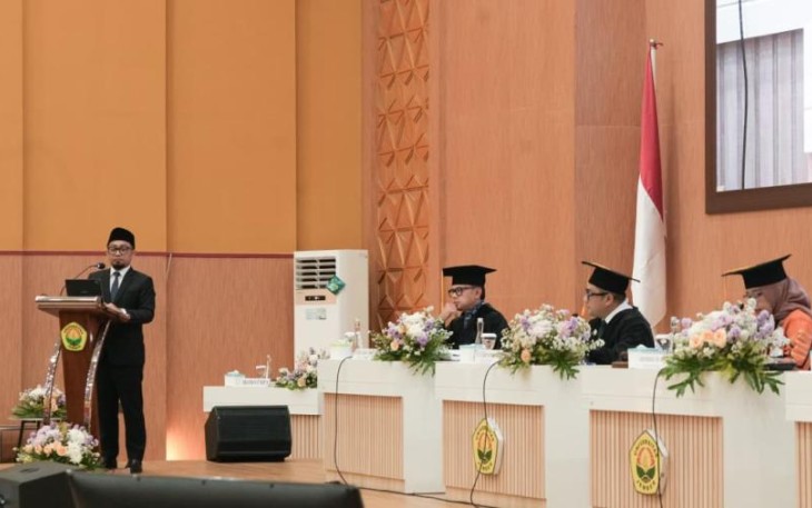 Anggota DPR Muhammad Khozin meraih gelar doktor dalam program Ilmu Administrasi Fakultas Ilmu Sosial dan Ilmu Politik (FISIP) Universitas Jember (Unej), Jumat (13/2/2026)