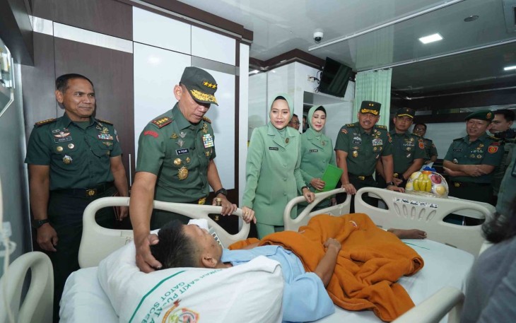Pangkostrad Jenguk Prajurit Kostrad yang Dirawat di RSPAD Gatot Soebroto