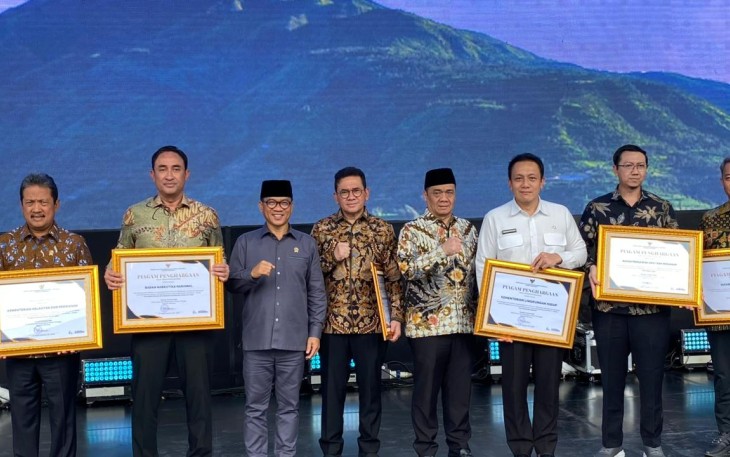 Wamen LH Diaz Hendropriyono bersama Mendes dalam peringatan Hari Desa Nasional di Boyolali, Kamis (15/1)