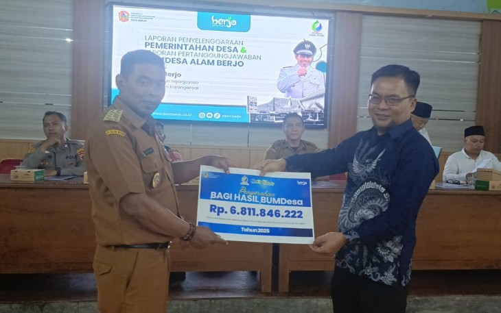 Penyerahan bagi hasil BUMDesa Alam Berjo tahun 2025, di Balai Desa Berjo, Ngargoyoso, Karanganyar, Senin (2/2/2026).