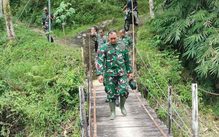 Dandim 0801/Pacitan Letkol Arh Imam Musahirul meninjau lokasi pembangunan jembatan gantung, Sabtu (3/1)