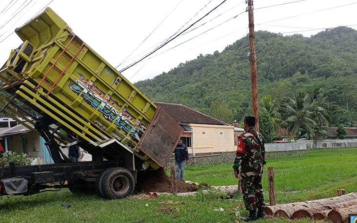 Penurunan material pengerukan KDMP di Desa Purwoasri
