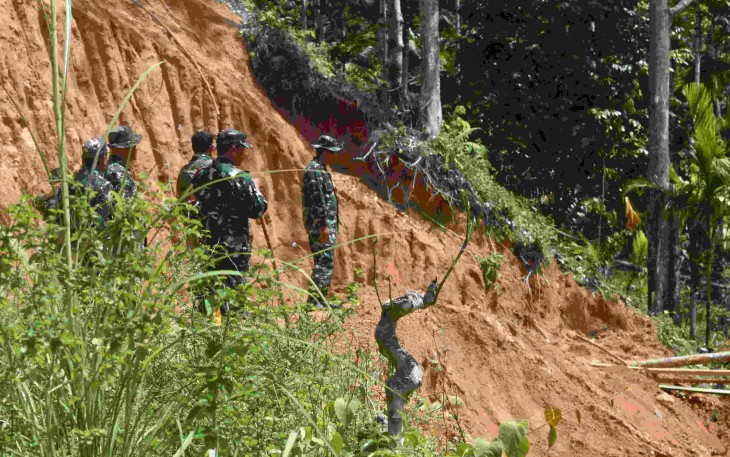 Danrem 023/KS Kolonel Inf Iwan Budiarso meninjau lokasi jalan amblas
