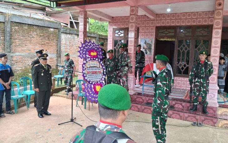 Upacara pemakaman militer anggota 
