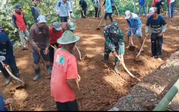 Kerja bakti di wilayah desa binaan 