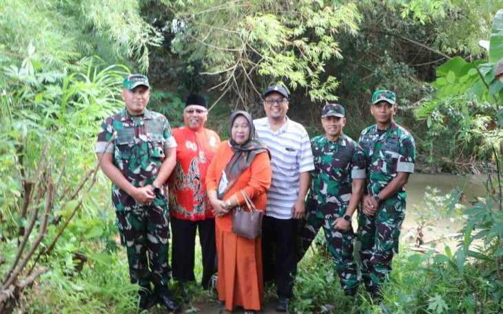 Dandim 0807/Tulungagung Letkol Arh Hanny Galih Satrio foto bersama saat pengecekan lokasi jembatan perintis 