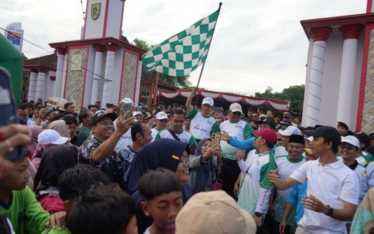 Menag Nasaruddin Umar saat melepas ribuan peserta jalan sehat di Wonogiri, Sabtu (10/1)