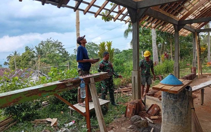 Bantu perbaiki rumah warga desa binaan 