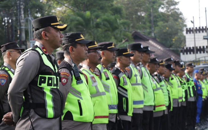 Personel pengamanan kunjungan kerja Presiden Prabowo Subianto di Pagak, Malang 