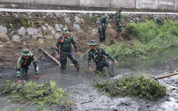 Karya bakti bersihkan sungai Sentong