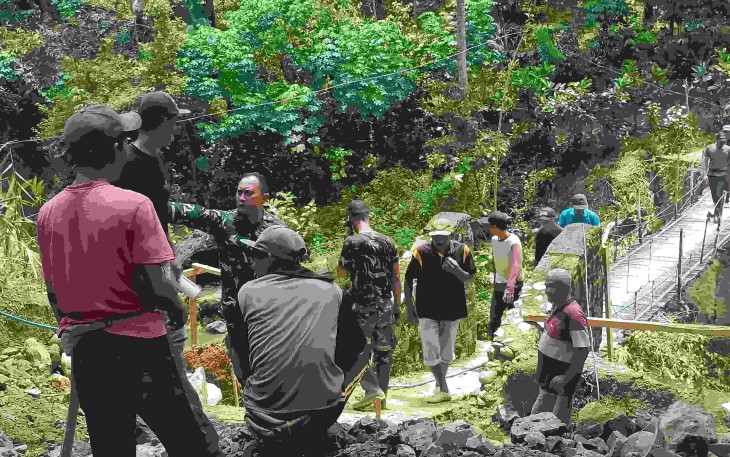 Dandim 0801/Pacitan Letkol Arh Imam Musahirul saat memberikan arahan pembangunan jembatan perintis Garuda, Rabu (14/1)