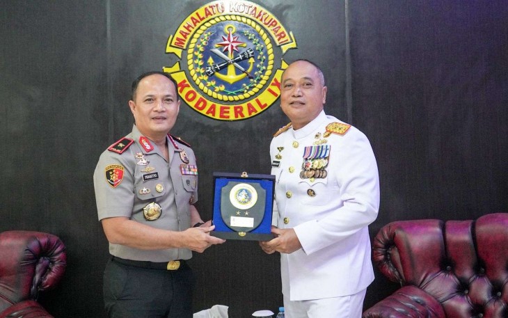 Dankodaeral IX Laksamana Muda TNI Hanarko Djodi Pamungkas saat menerima cenderamata dari Kepala BNPP Maluku, Kamis (15/1)