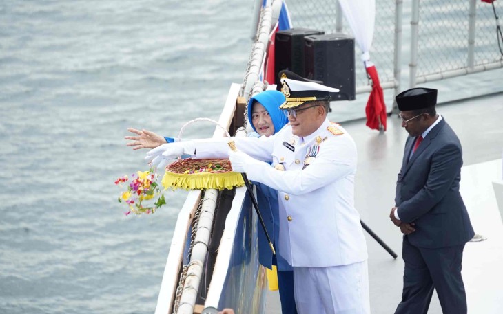 Dankodaeral XIV Laksamana Muda TNI Djatmoko saat tabur bunga, Kamis (15/1)