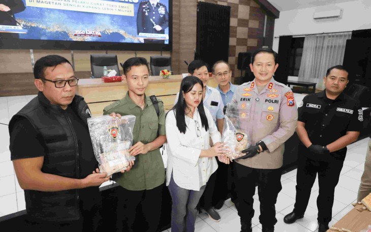 Kapolres Magetan AKBP Raden Erik Bangun Prakasa bersama Bupati Magetan saat menyerahkan emas senilai Rp1 Miliar ke pemiliknya